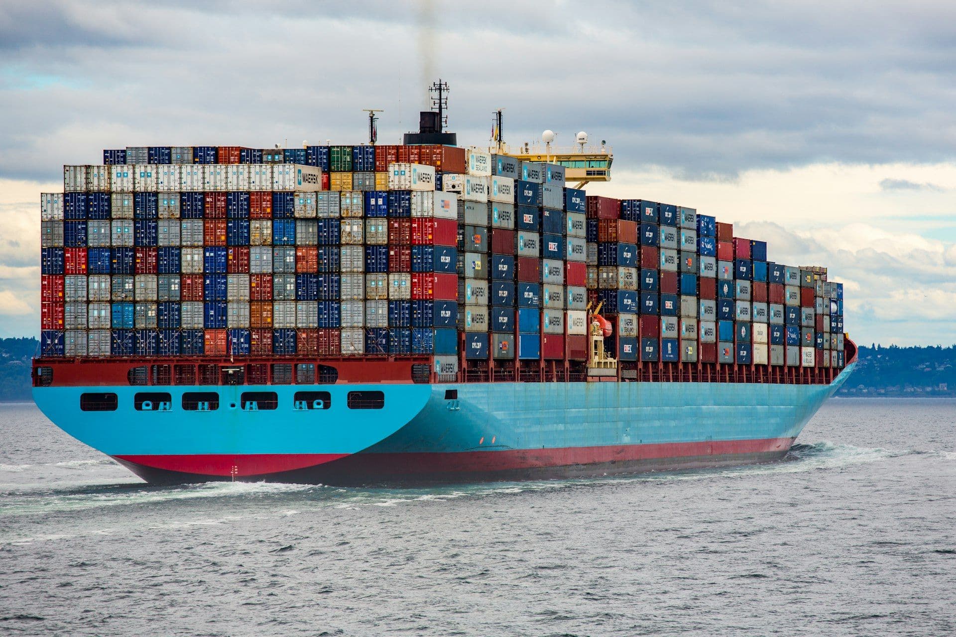 Navio de carga com contêineres no mar, representando o comércio internacional