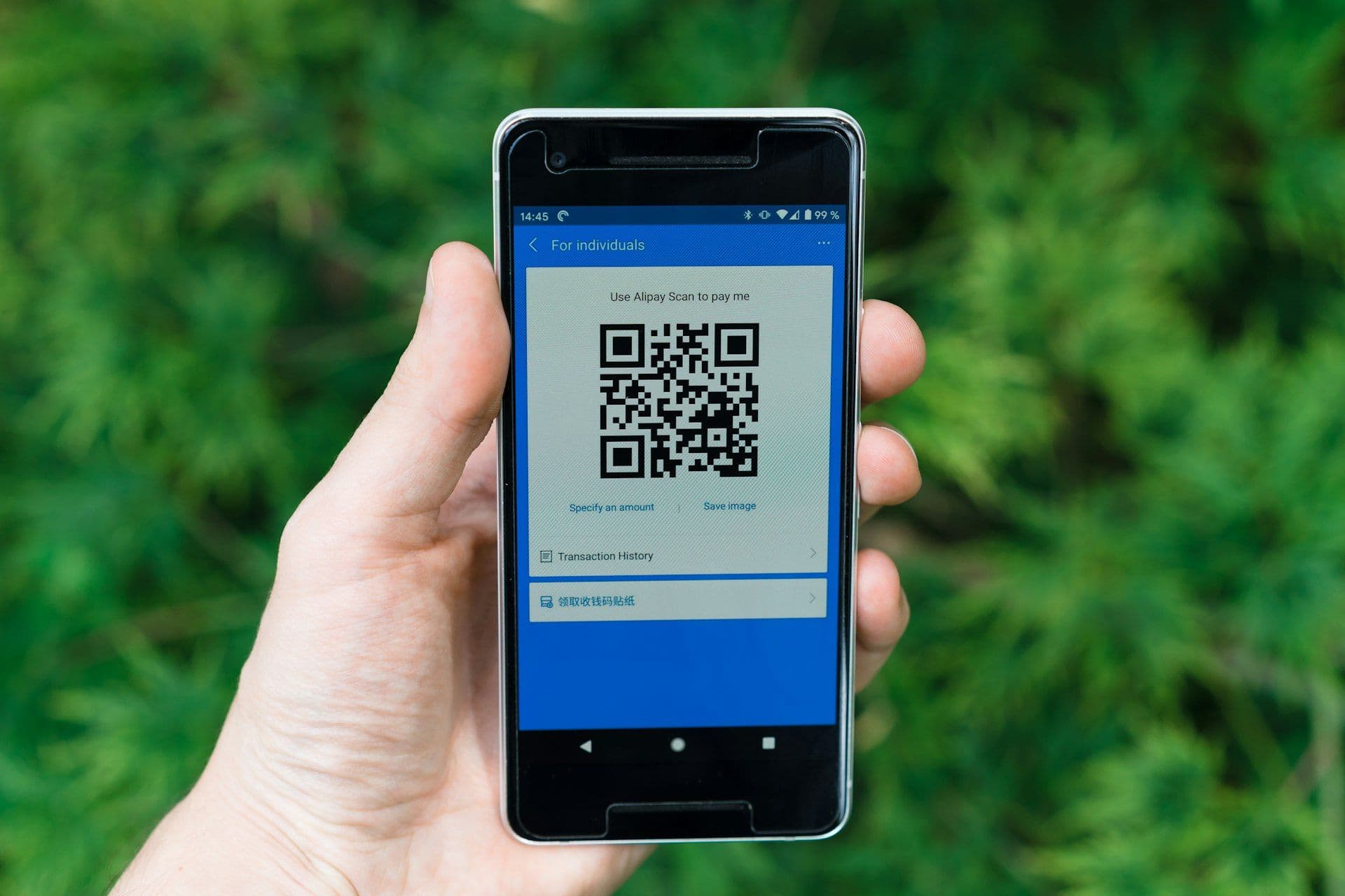 Celular exibindo um QR Code de pagamento do aplicativo chinês Alipay