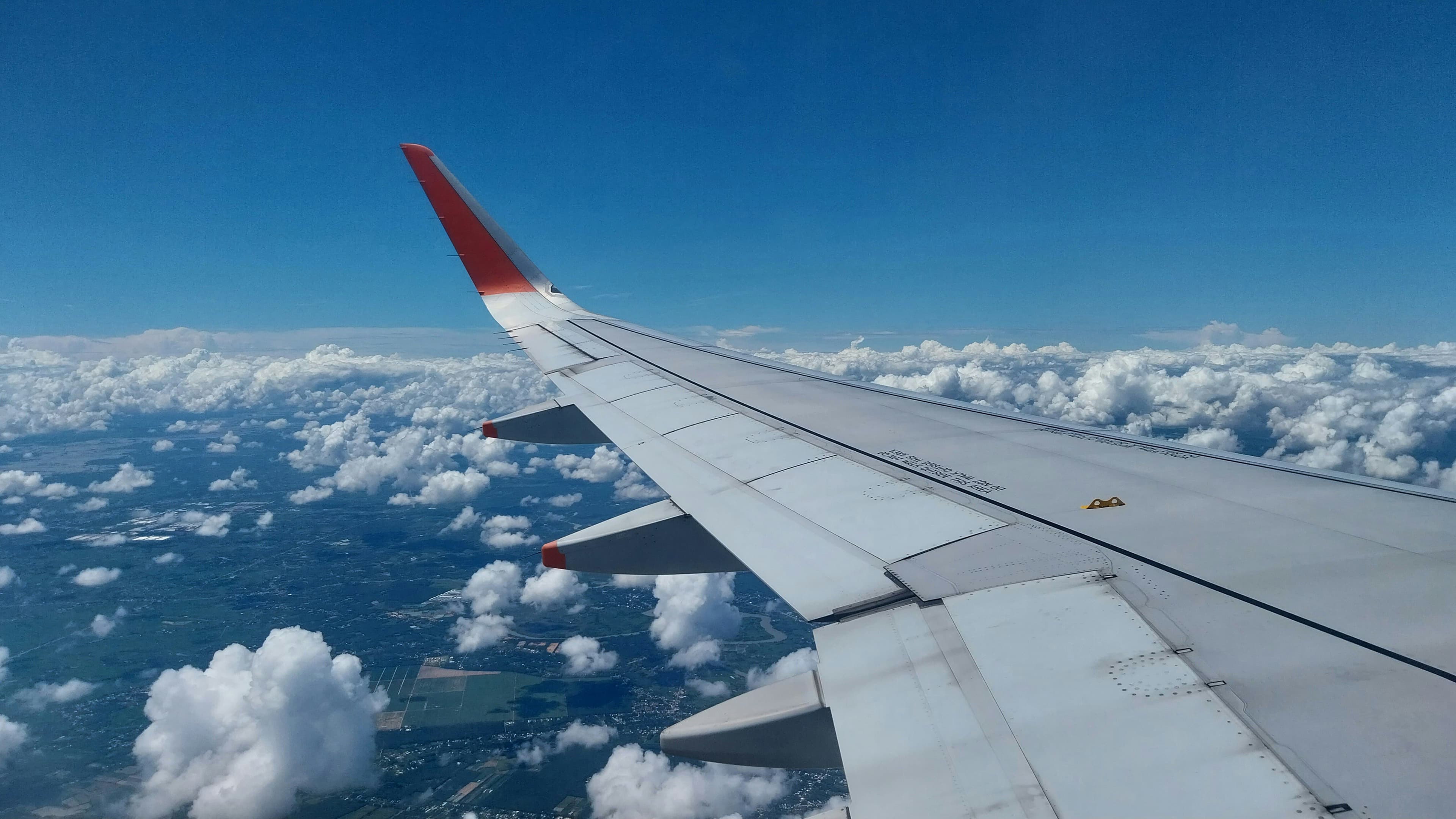 Vista da asa de um avião pela janela, durante um voo